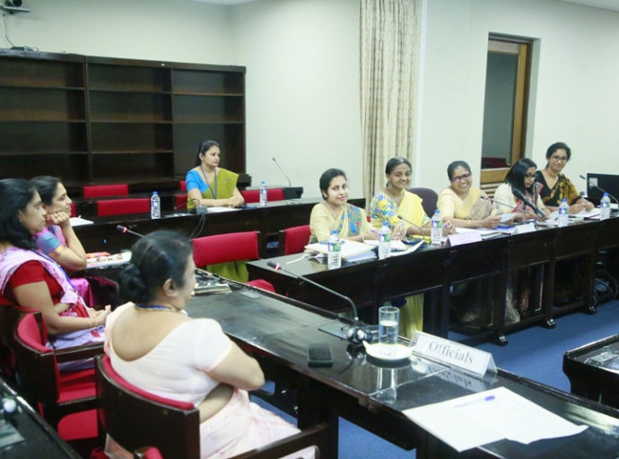 இளஞ்சிவப்பு மாதத்துடன் இணைந்து மார்பகப் புற்றுநோய் தடுப்பு குறித்து பாராளுமன்ற பெண் உறுப்பினர்கள் ஒன்றியத்திற்கு விழிப்புணர்வு